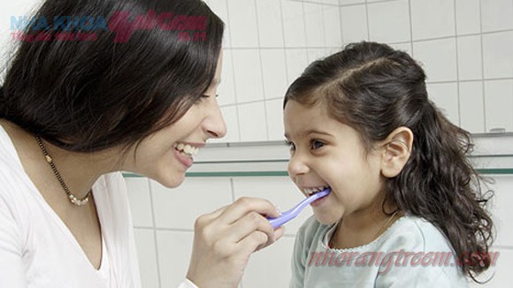 Chế độ chăm sóc răng miệng cho trẻ sau khi nhổ răng